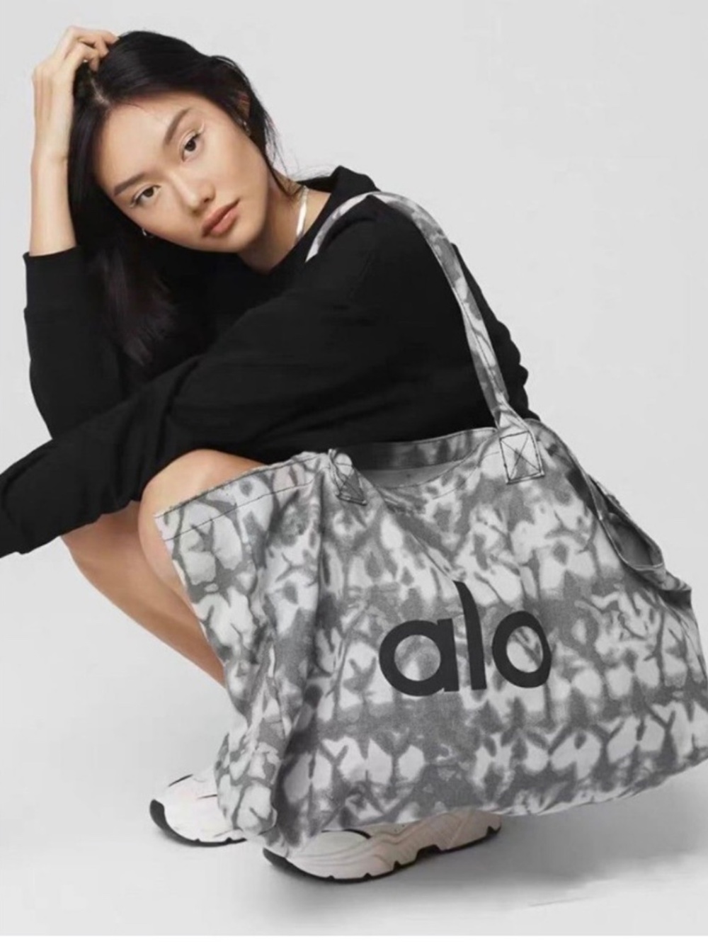 ALO Yoga Gray TieDye Shopper Tote - Picture 3 of 7